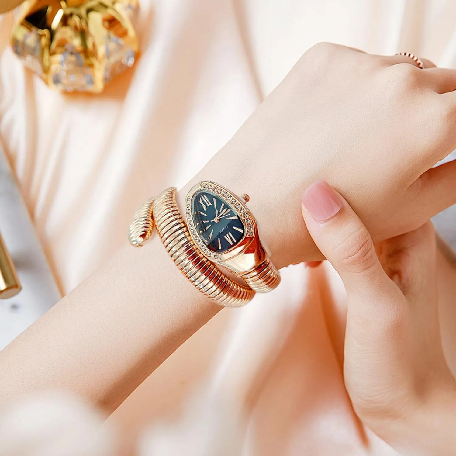 Bangle Fashion conductor gentlemanly Casual Watch with a Box for Women Snake Shape Bangle Watch, Snake Watches for Women, Unique Design Wrap Around Watches, Roman Numerals Dial Snake 